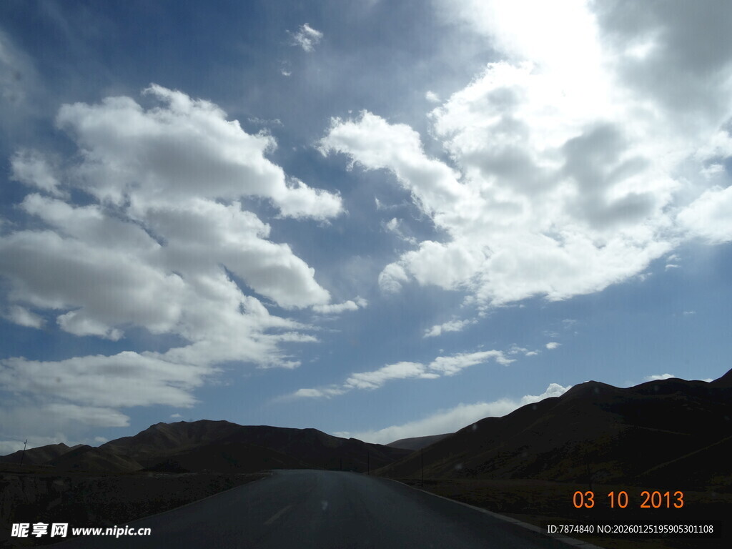 公路上的蓝天白云美景