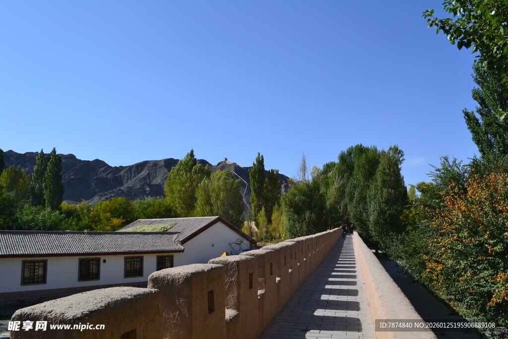山间古朴城墙风景