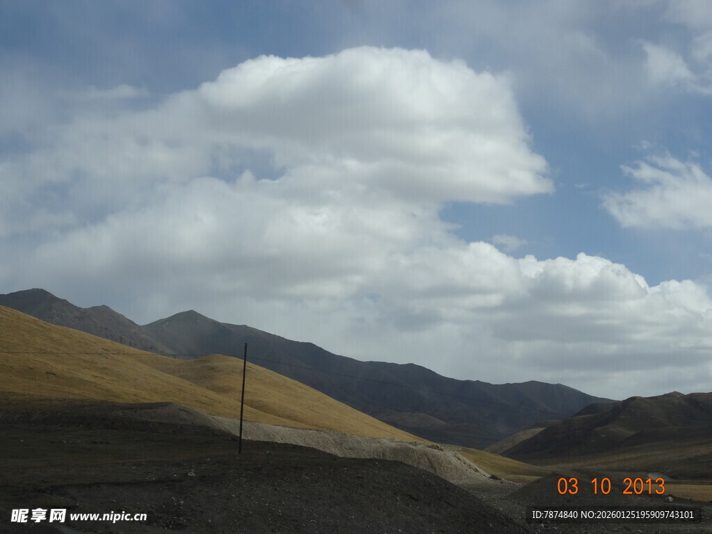 山间美景 蓝天白云相伴