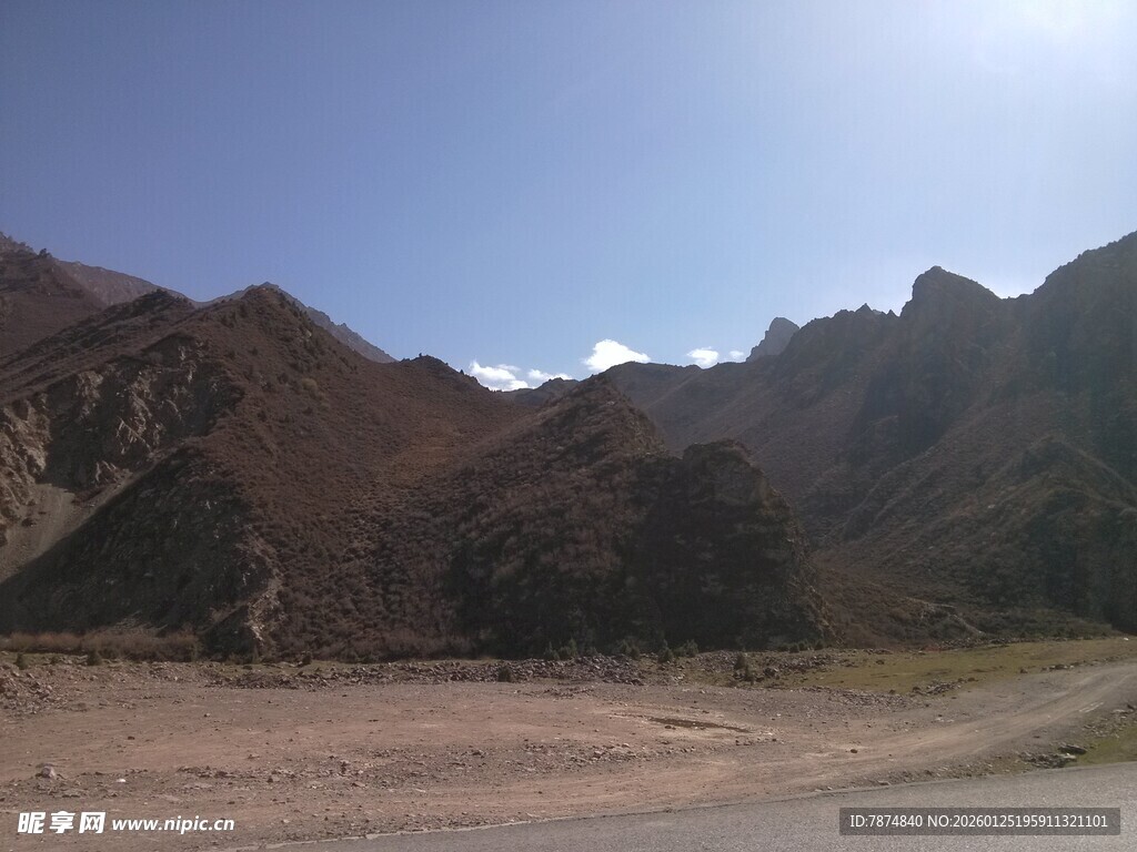 山间开阔地带风景