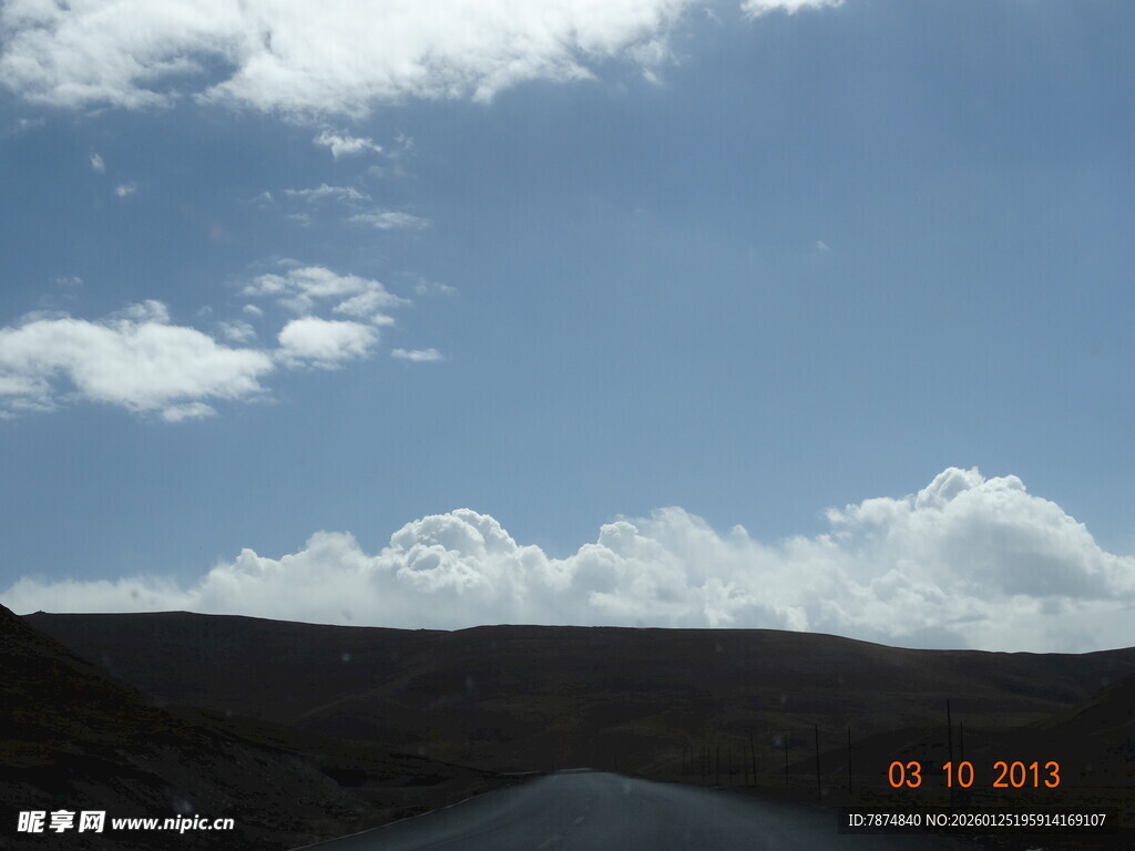 蓝天白云下的开阔道路