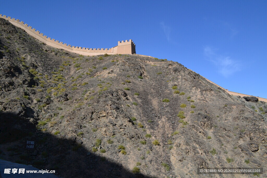 雄伟长城屹立于山峦之巅