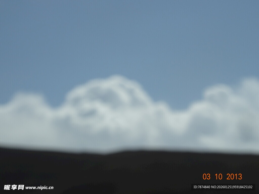 蓝天中的蓬松云朵