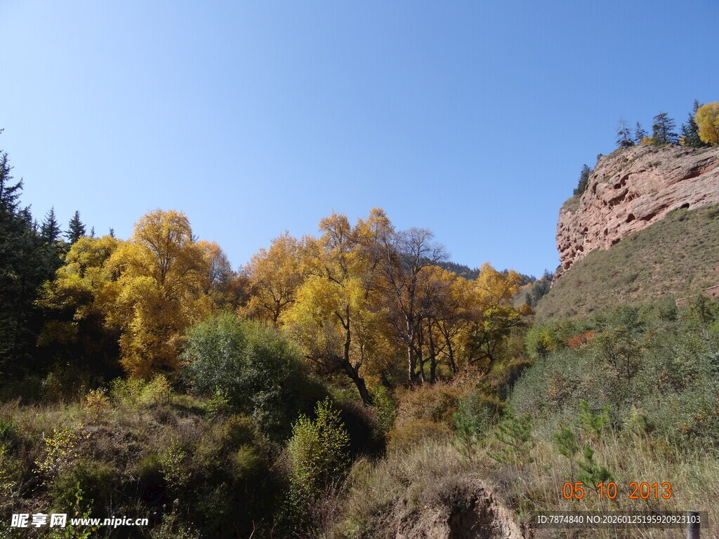 秋日山间多彩景致
