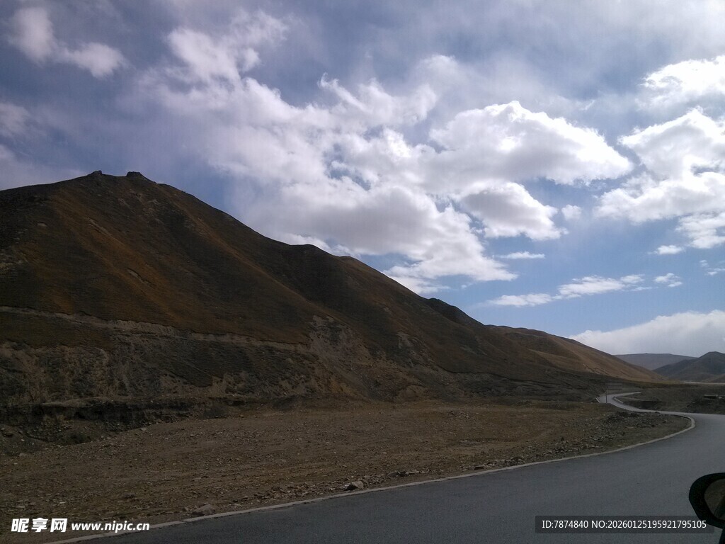 公路旁的山峦与蓝天白云