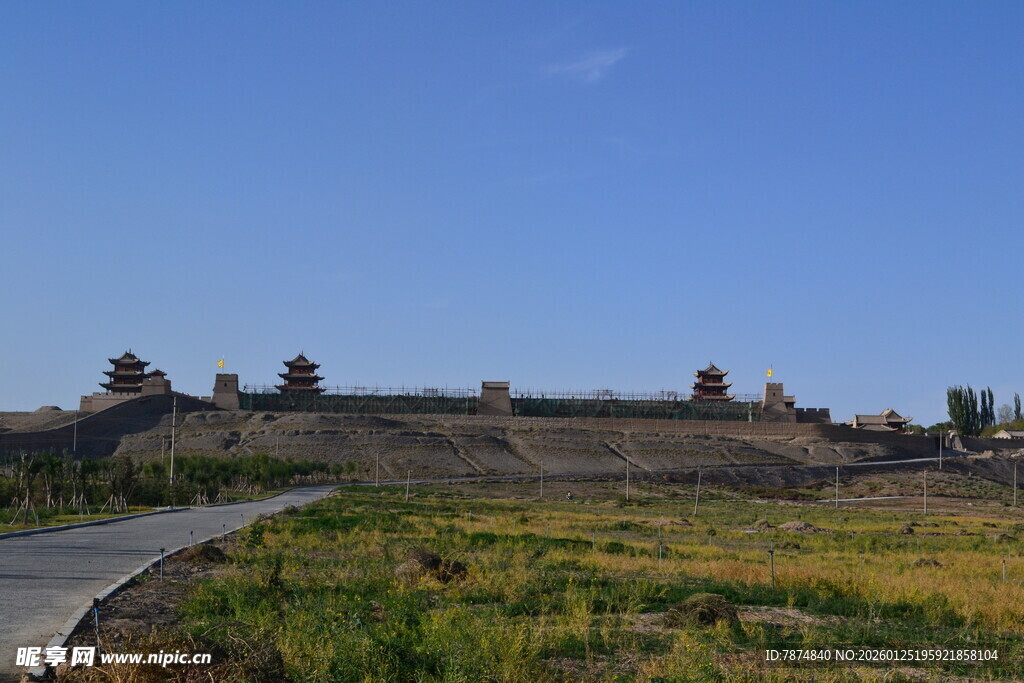 草原公路旁的古老建筑遗迹
