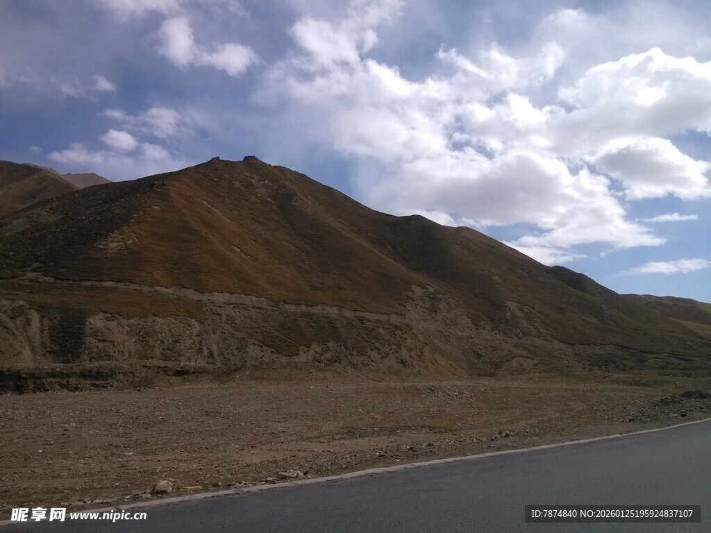 公路旁的壮丽山峦景色