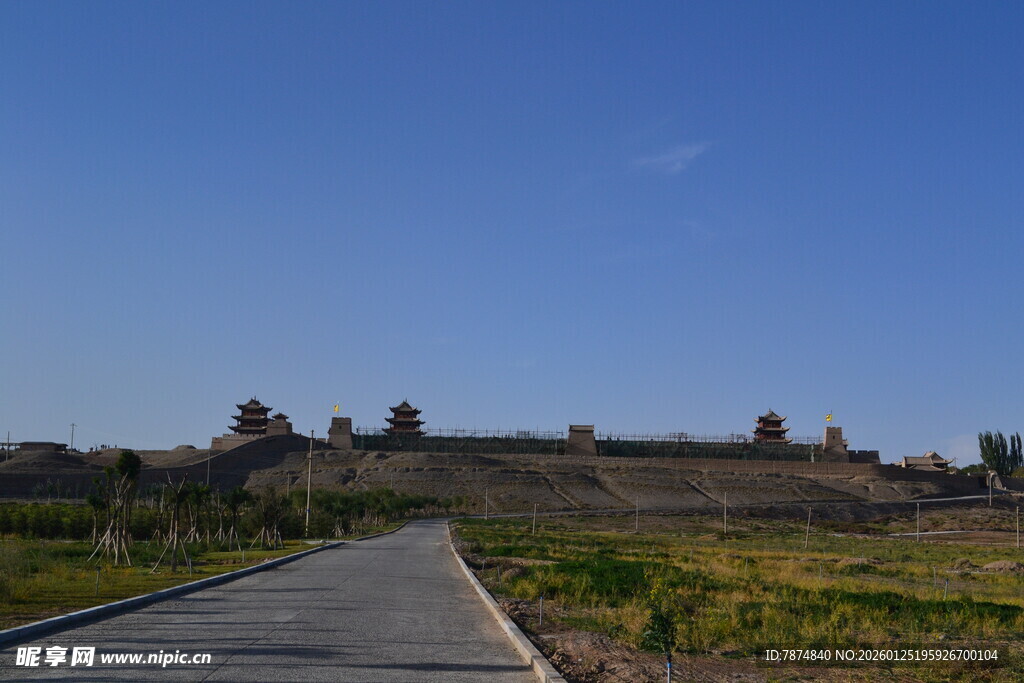 古城遗址旁的宽阔道路