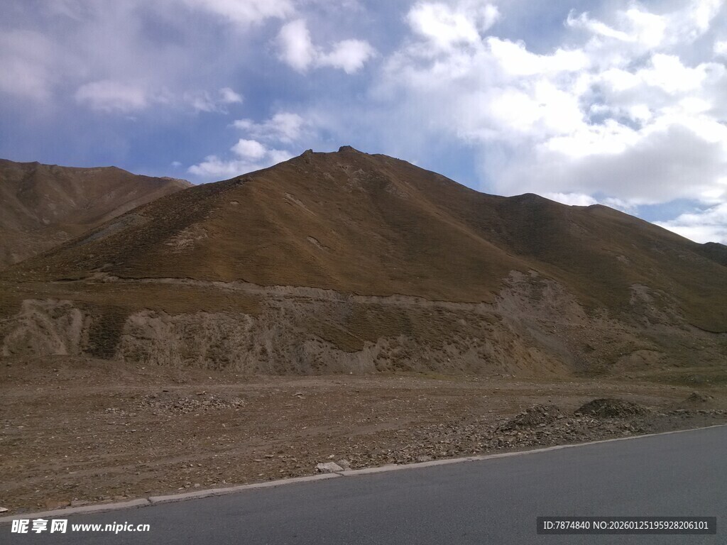 公路旁的壮丽山景