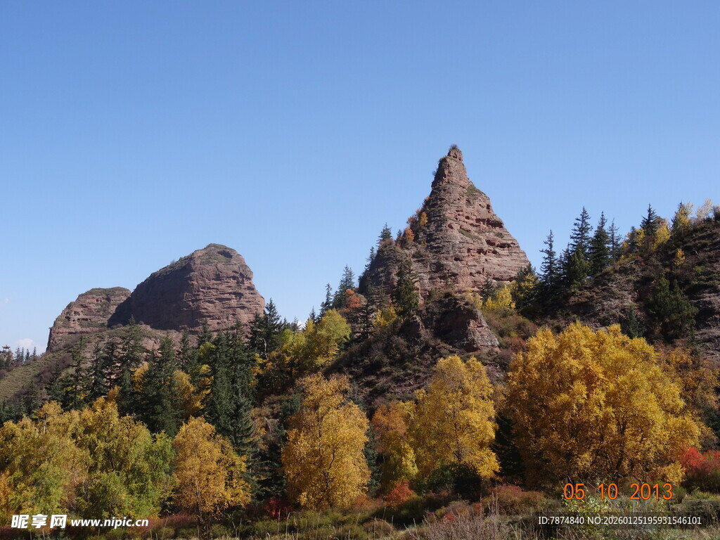 秋日山林中的奇特山峰