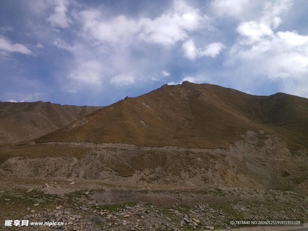 山峦与天空的自然景致