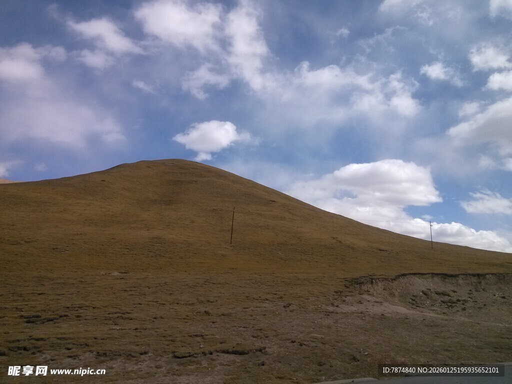 蓝天白云下的山丘景观