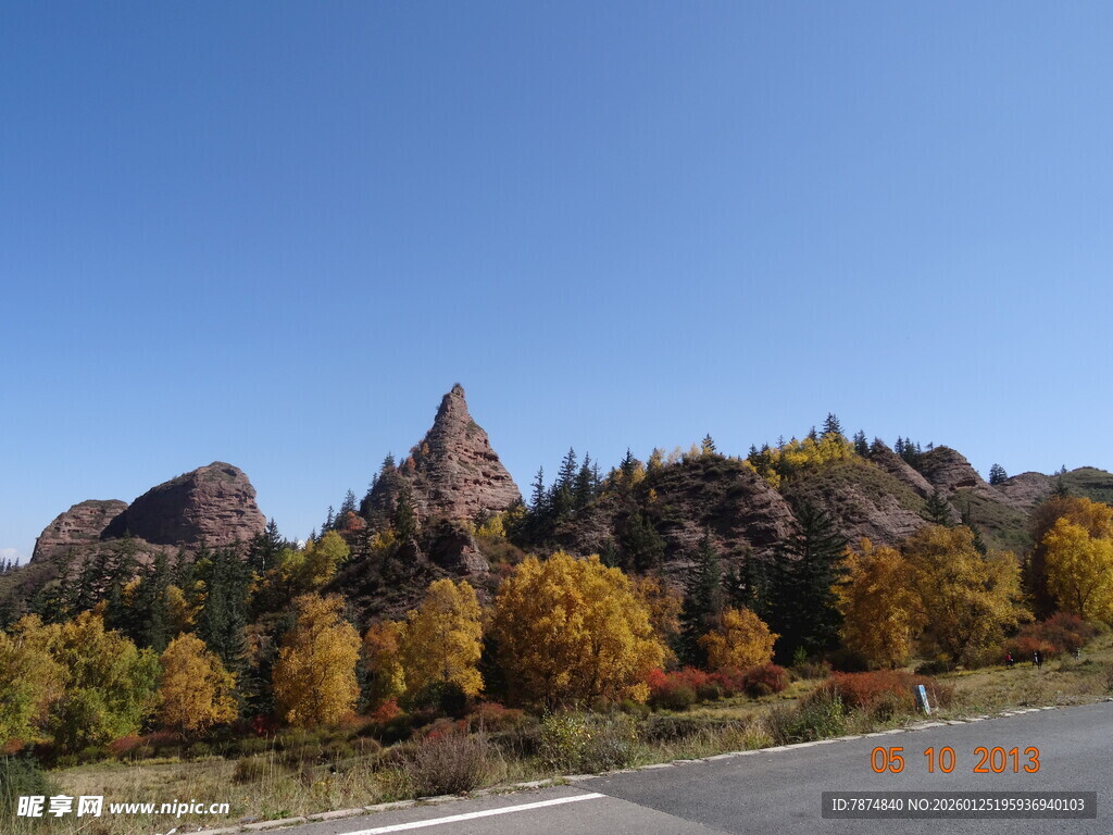 秋日山间公路旁的多彩景致