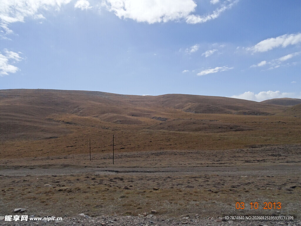 广袤荒原上的蓝天白云