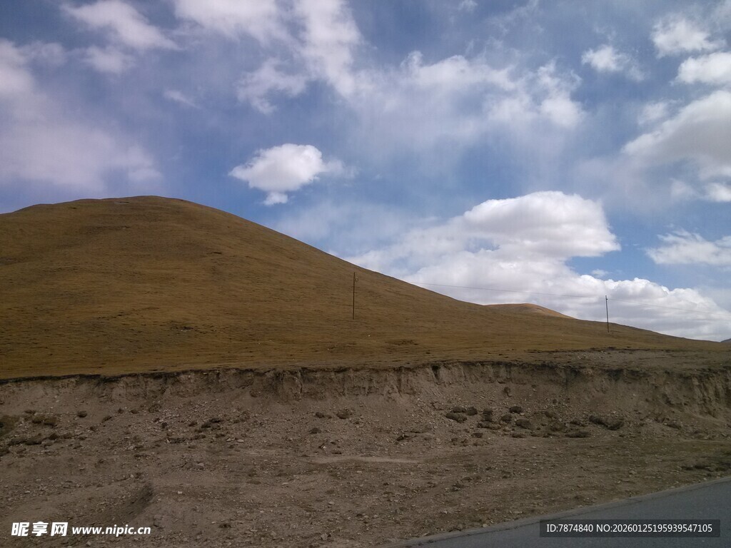 公路旁的山丘与蓝天白云