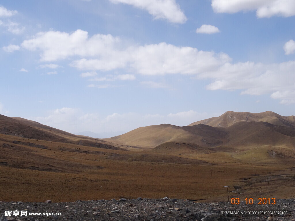 广袤旷野中的壮丽山景
