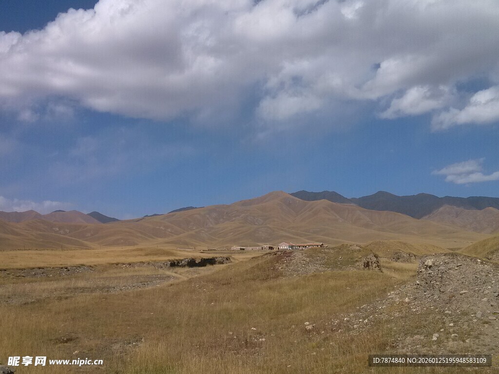 广袤旷野中的蓝天白云