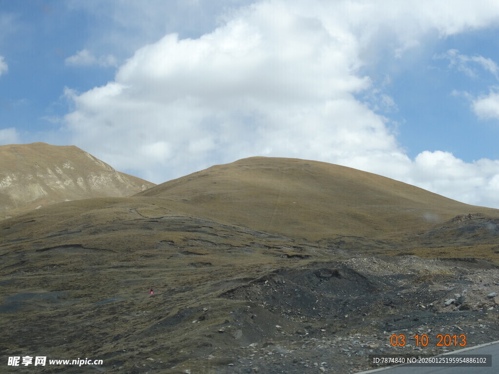 蓝天白云下的壮阔山丘