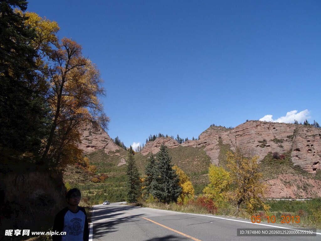 秋日山间公路美景