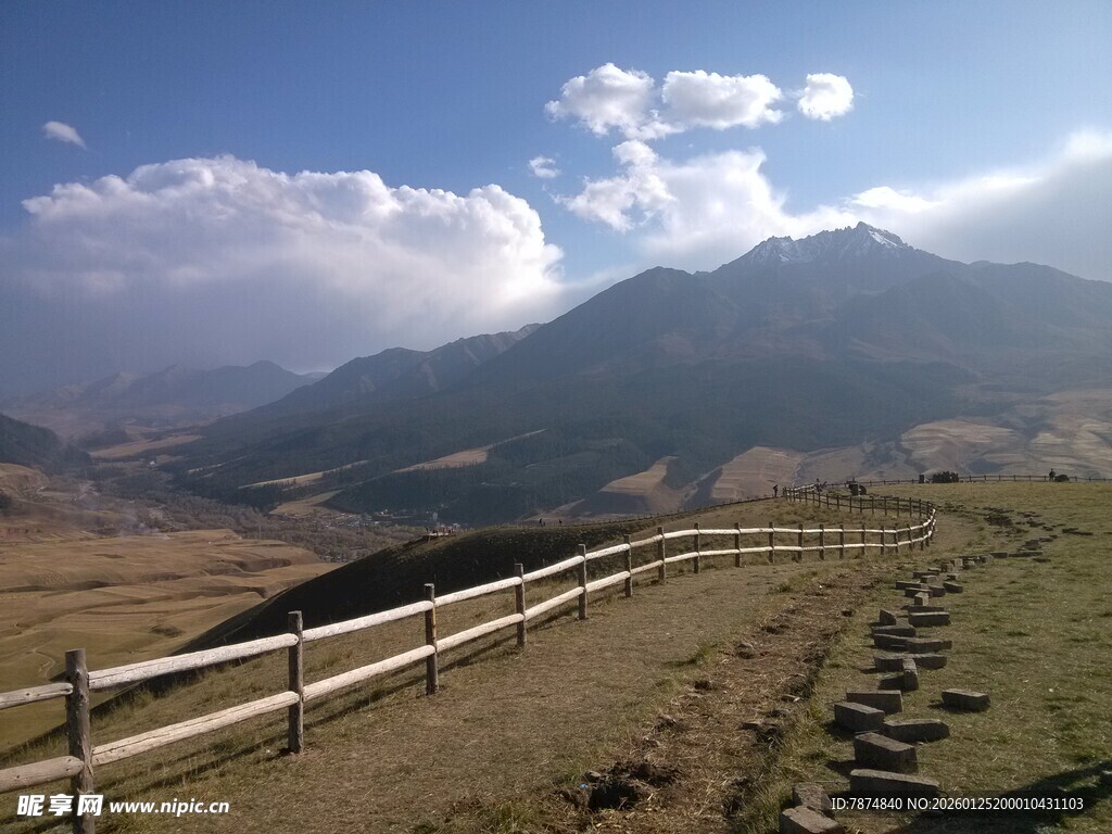 山间木栏旁的壮美风景