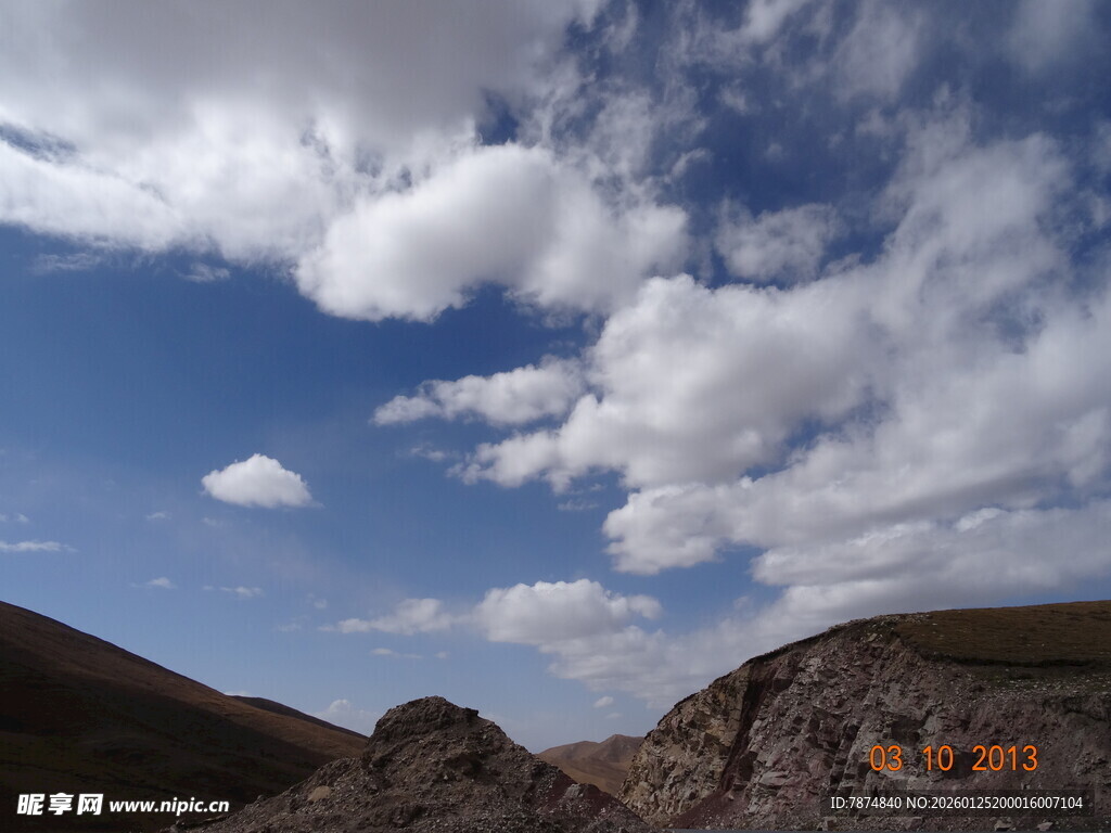蓝天旷野下的壮美山景