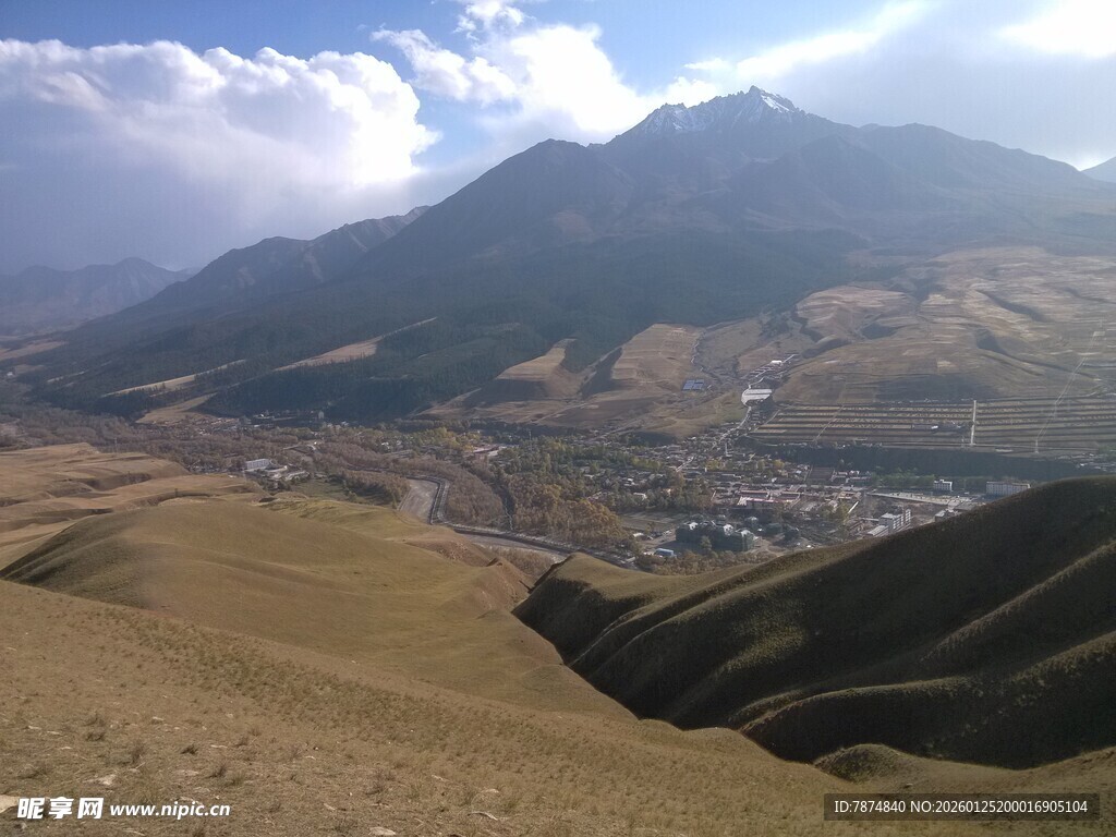 俯瞰山间城镇美景