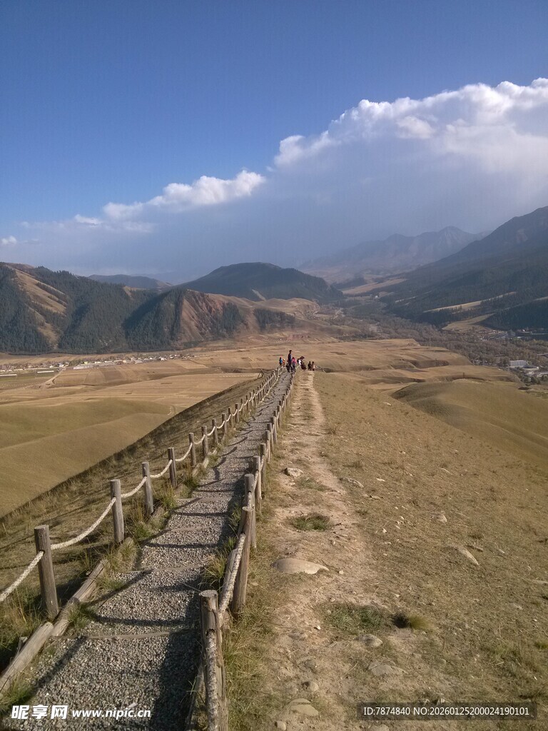 旷野木栈道 远山伴蓝天