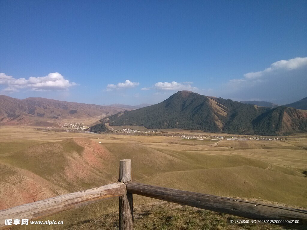 草原木栏外的壮美山景