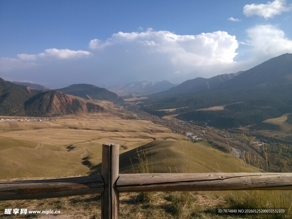 山间木栏外的壮美风景