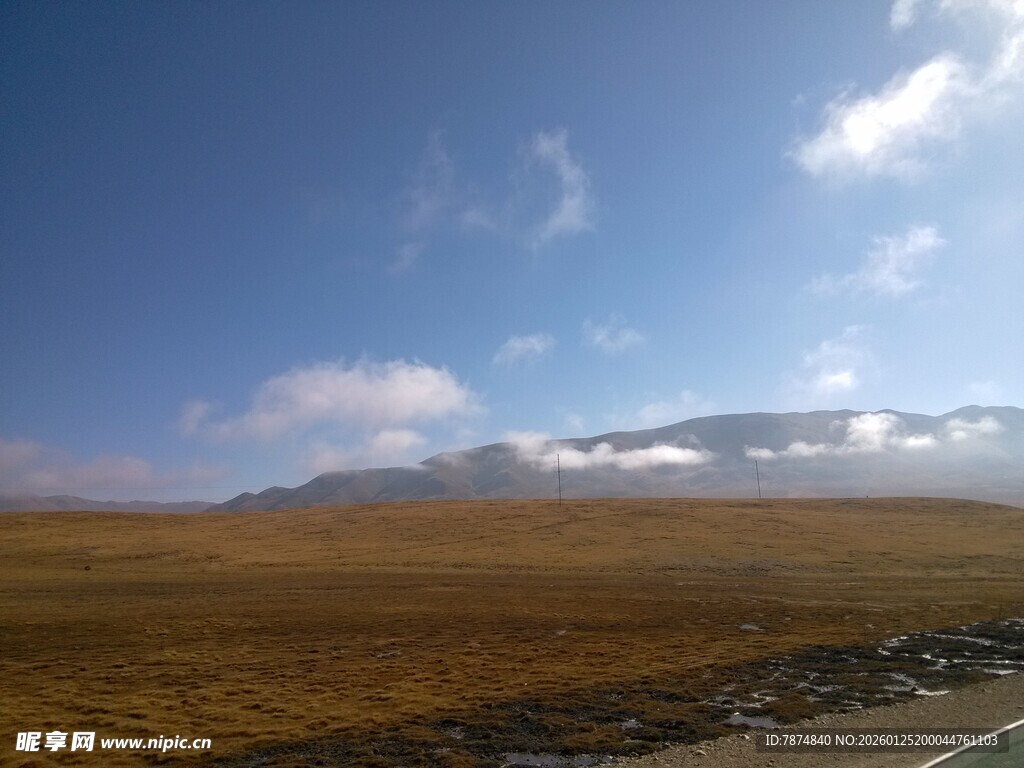 蓝天旷野间的公路美景