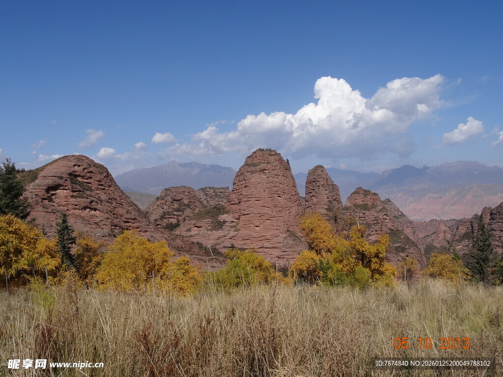秋日山间壮丽岩石景观
