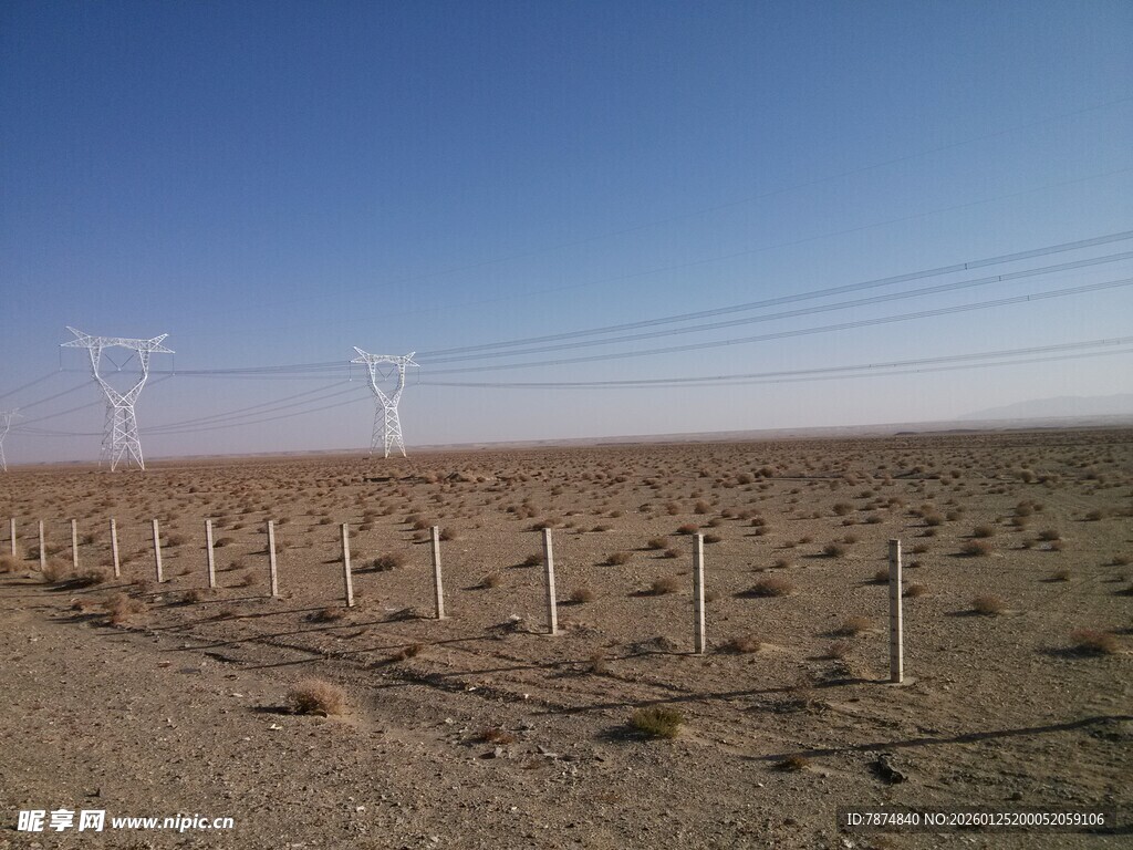 荒漠中的输电线路远景