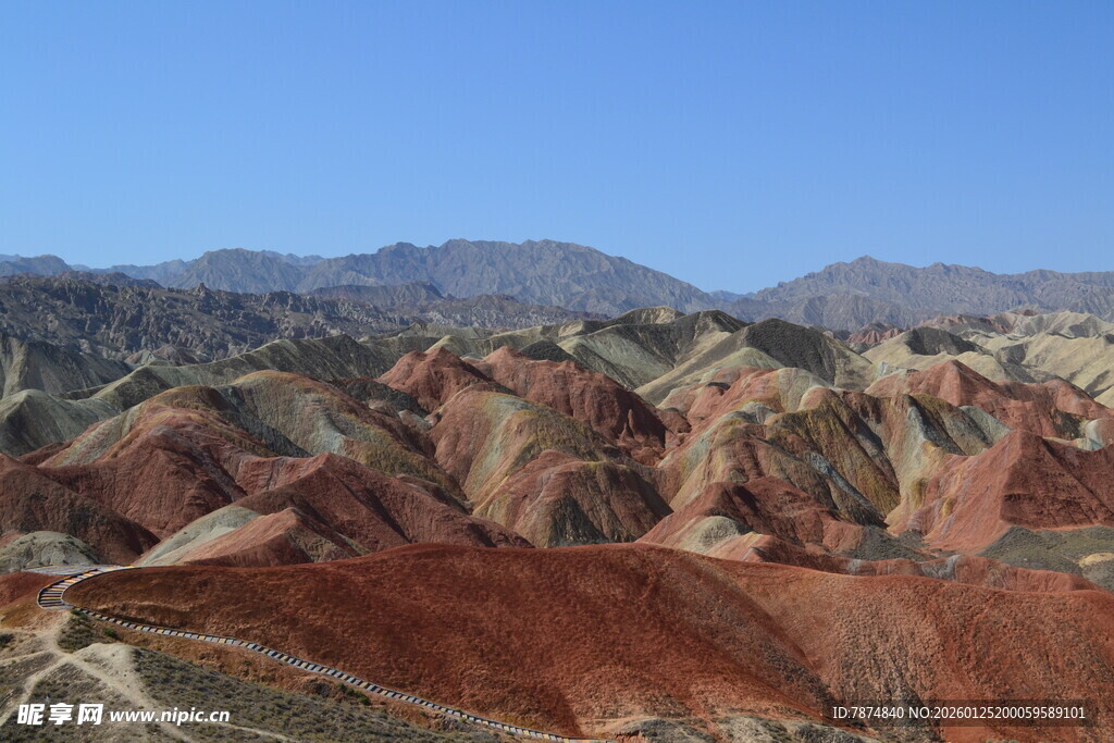 七彩斑斓的丹霞地貌景观