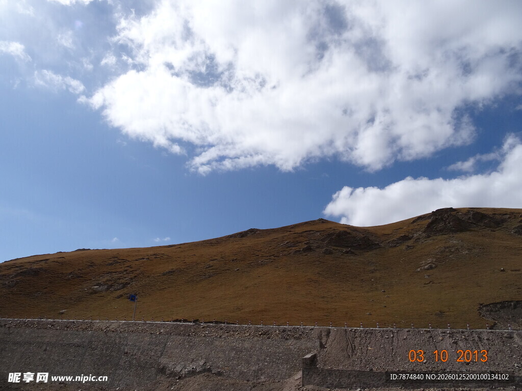 高原风光 蓝天白云下的大地