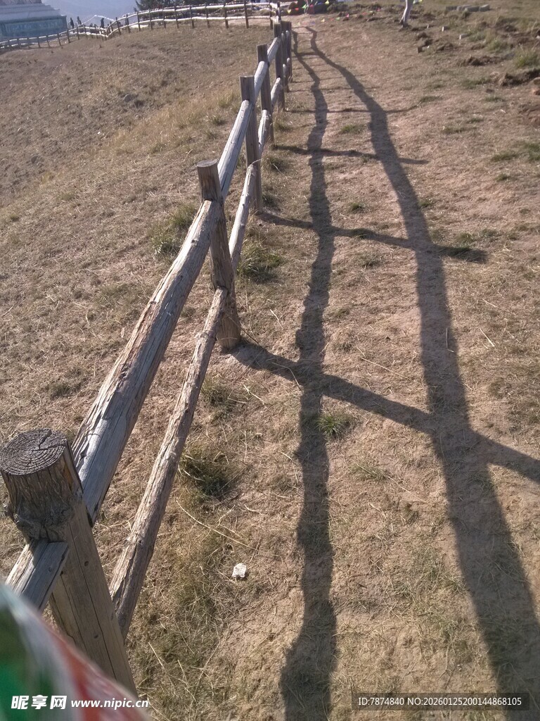田野中的木质围栏