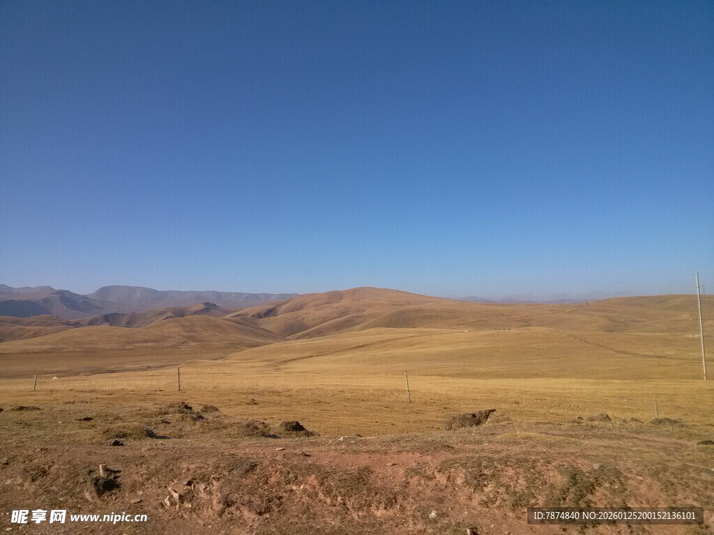 广袤荒原 蓝天映衬大地