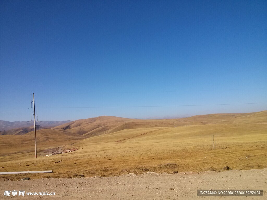 广袤荒原蓝天景色