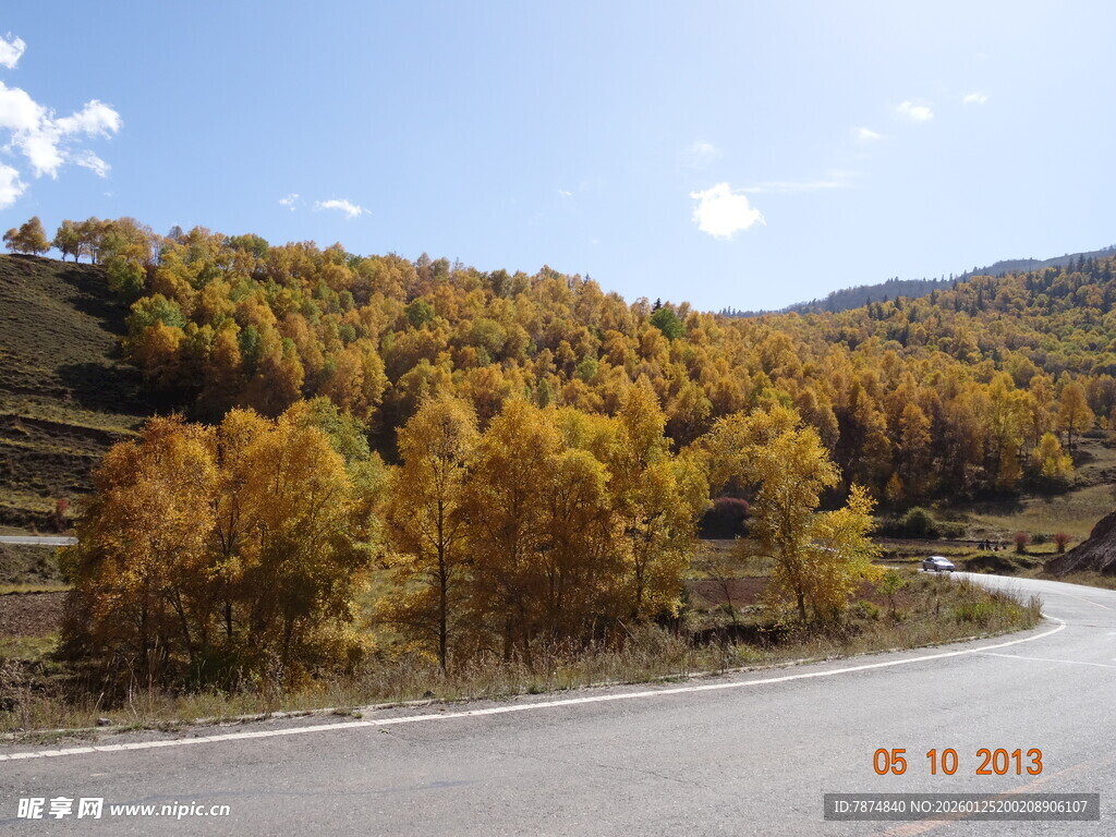 秋日山间公路风景