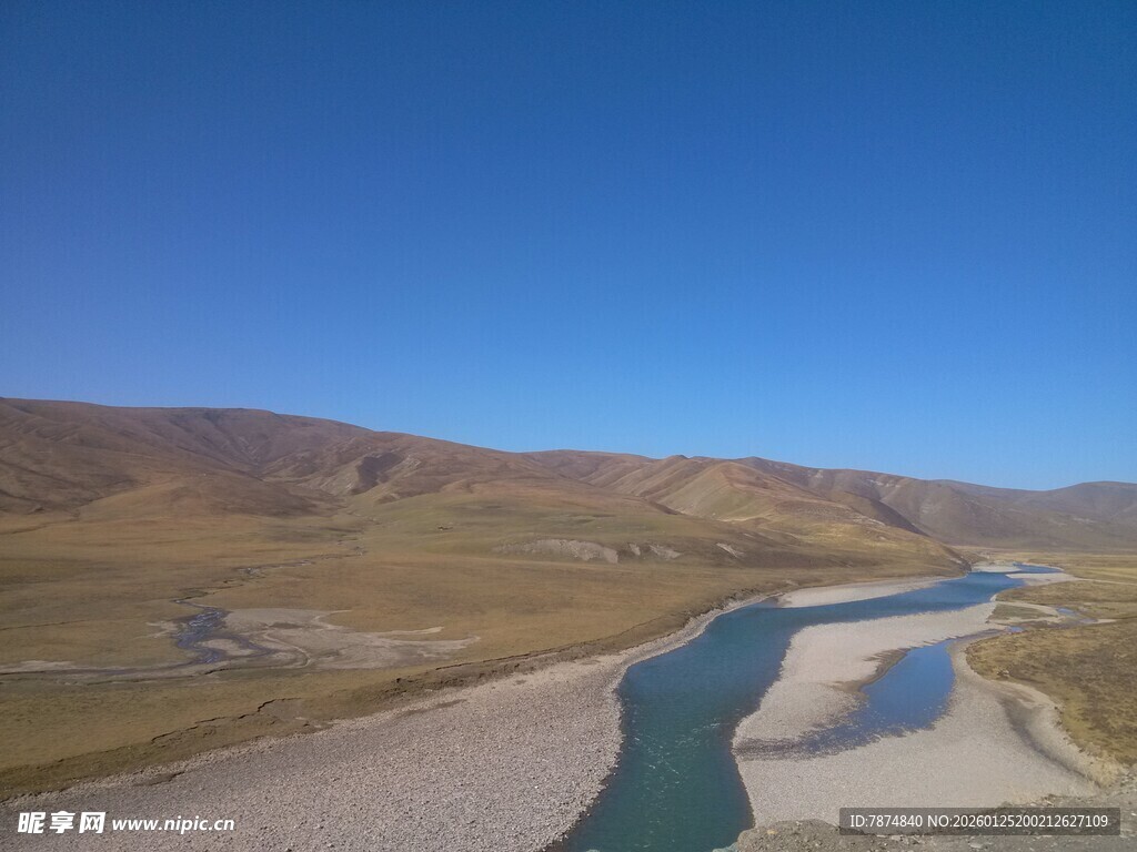 蜿蜒河流穿行于广袤大地