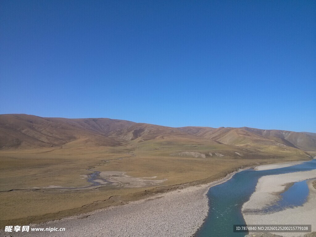 广袤草原间的蜿蜒河流