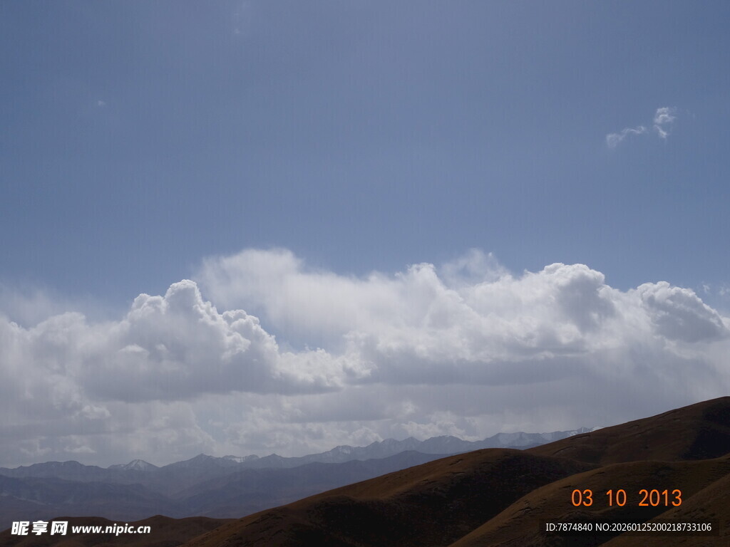 蓝天白云下的远山景色