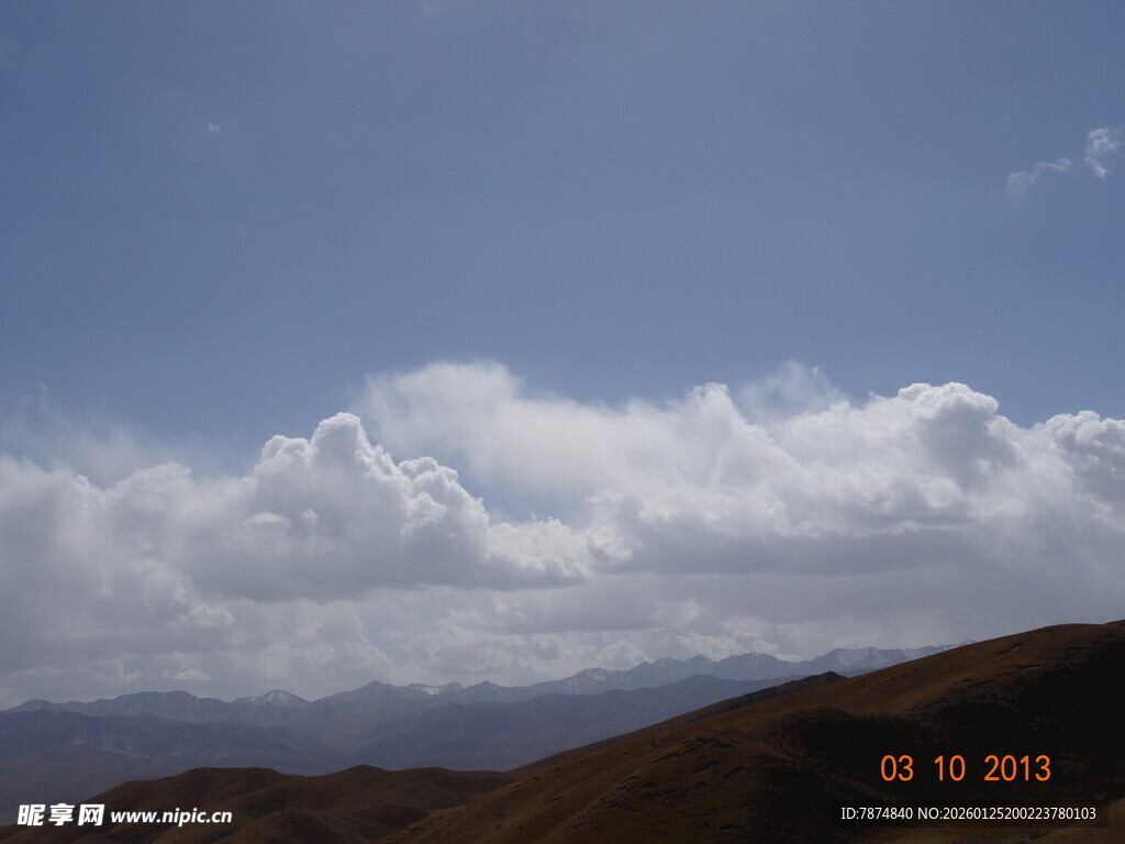 蓝天白云下的壮丽山峦