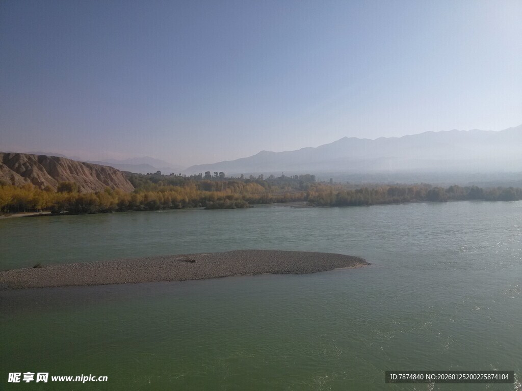 宁静湖畔的自然风光