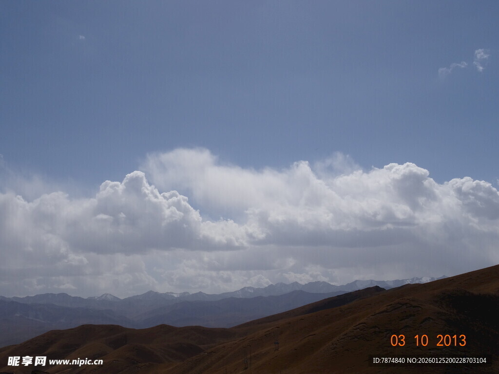 蓝天白云下的山峦美景