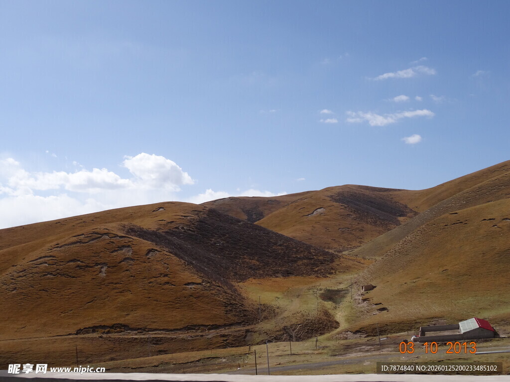 草原山丘间的静谧风光