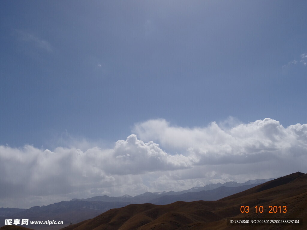 蓝天白云下的壮美山峦