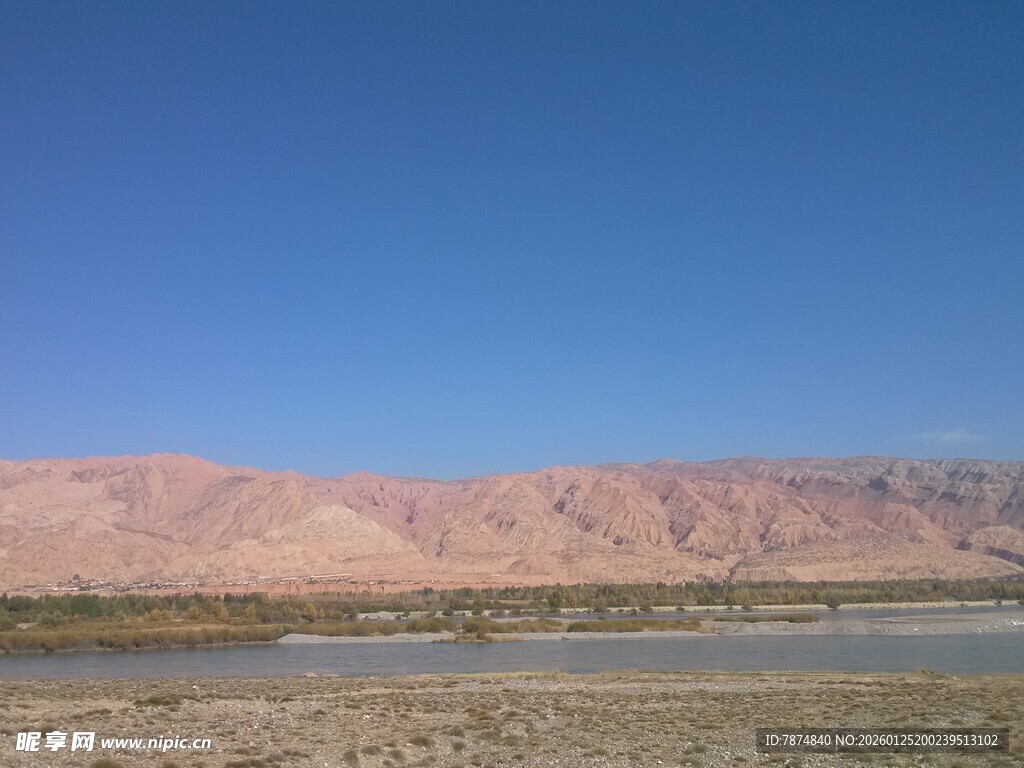 沙漠边的水域景观