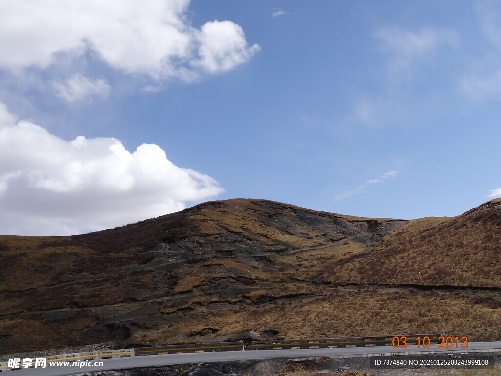 蓝天之下的山峦景观