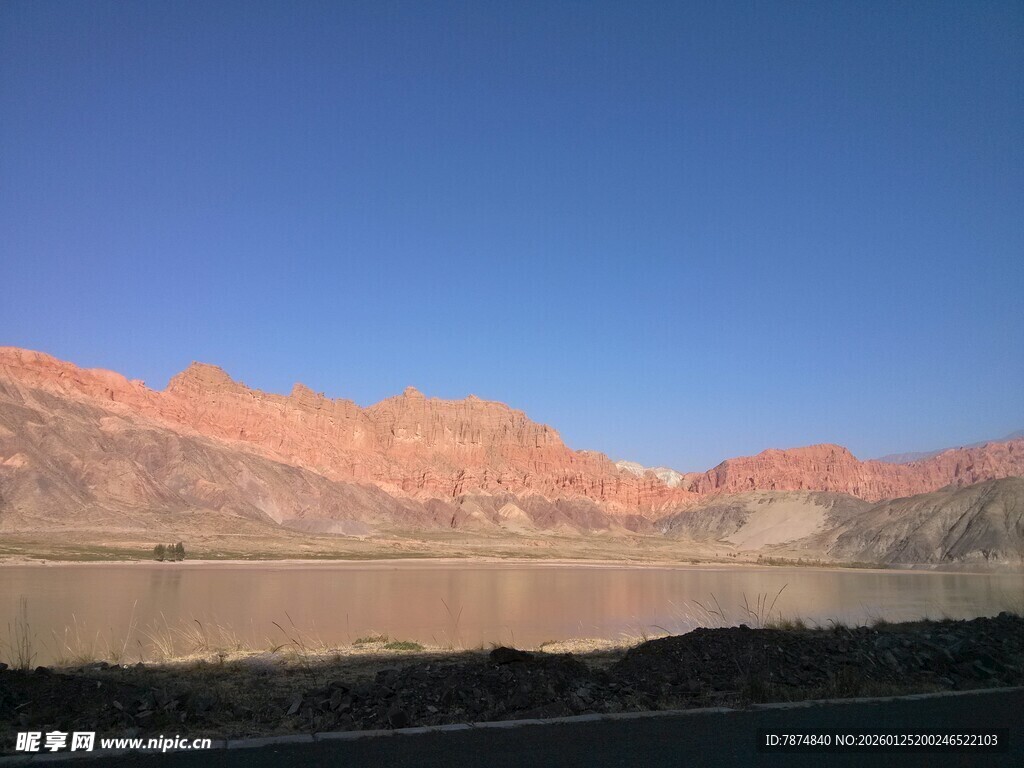 荒漠山脉蓝天壮丽景观
