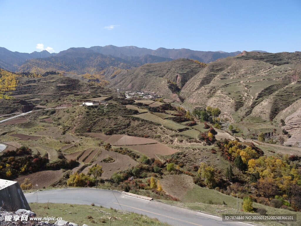 山间蜿蜒公路秋日美景